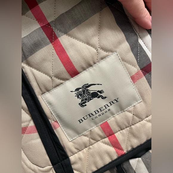 Burberry Quilted Thermoregulated Jacket in Black Colour - Picture 11 of 12